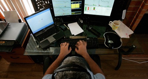 Le trader particulier ne compte pas ses heures et enchaine les journées de cotation sur les différentes places de marchés mondiales.